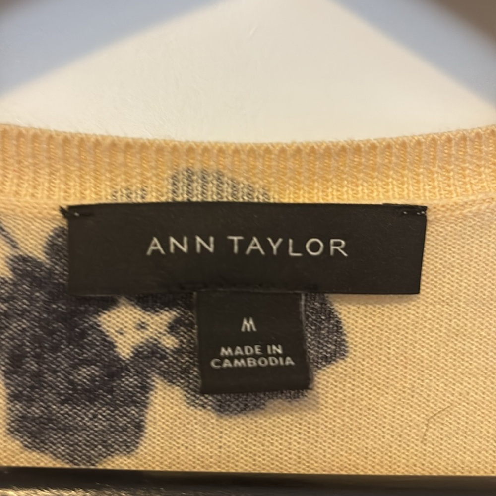 Ann Taylor women cardigan size medium - Picture 2 of 3